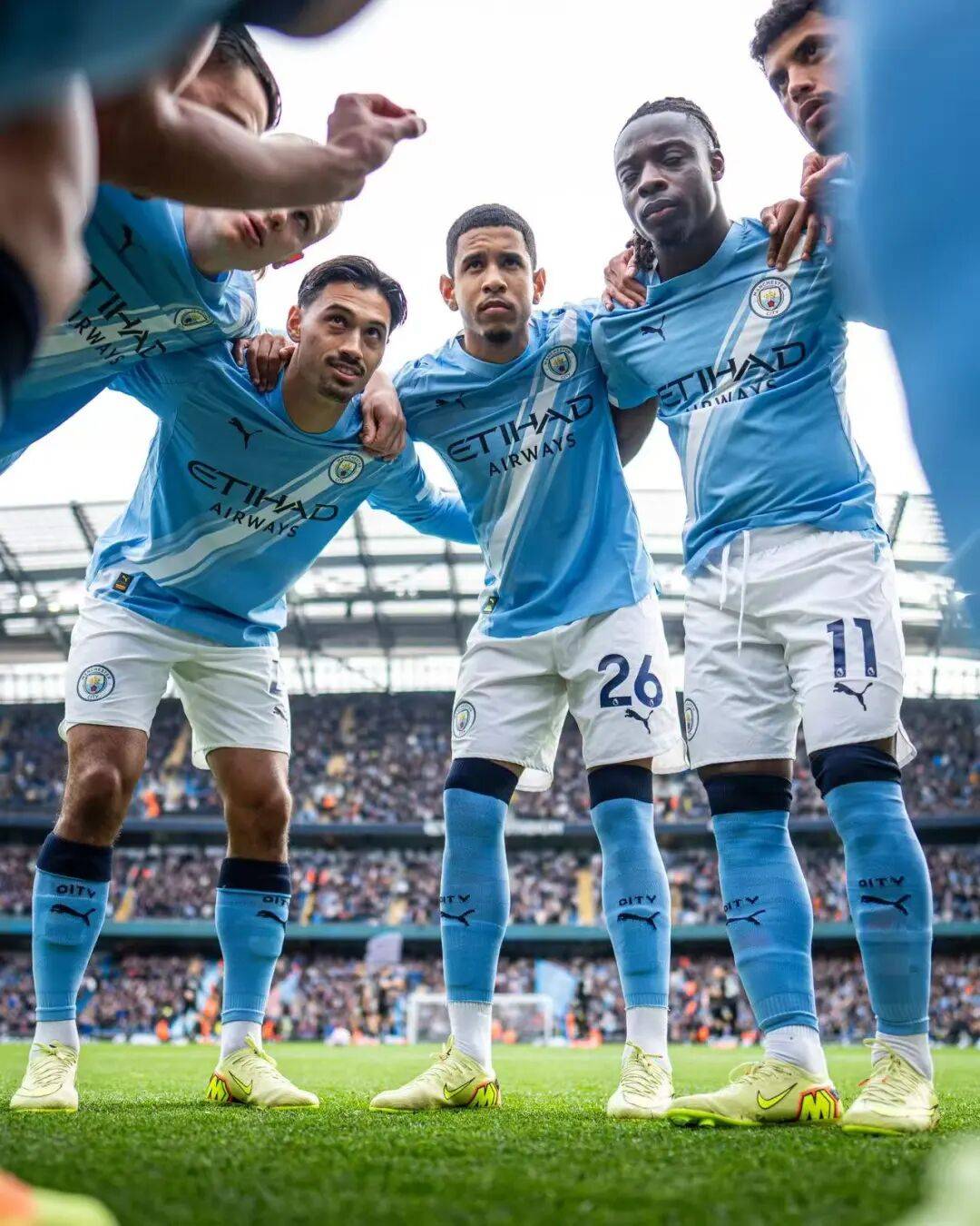 连丢2局！梁靖崑直摇头，孙颖莎耐心给他复盘，王艺迪一旁看热闹