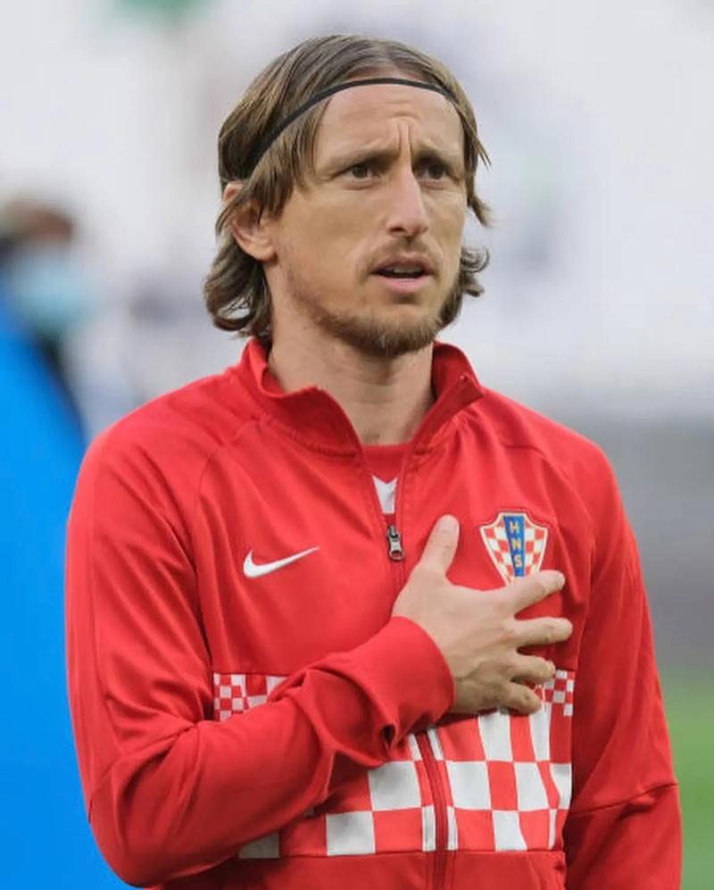 皇马近期面临高压，阿隆索执教遇阻，潜在替代者包括瓜迪奥拉、齐达内及阿韦罗亚，比赛关键影响其未来。