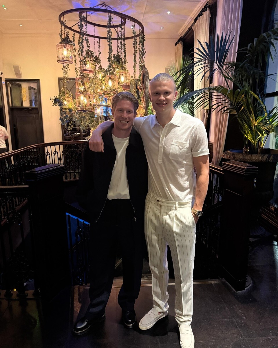 完成英格兰成年代表队首秀，夸安萨获赠纪念帽